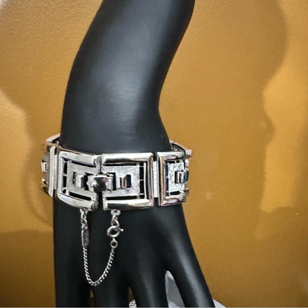 Monet vintage silver tone bracelet 7”